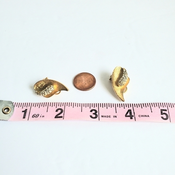 Vintage Rhinestone Gold Tone Earrings Organic Leaf Shape Clip-One 60s BSK - Picture 6 of 6